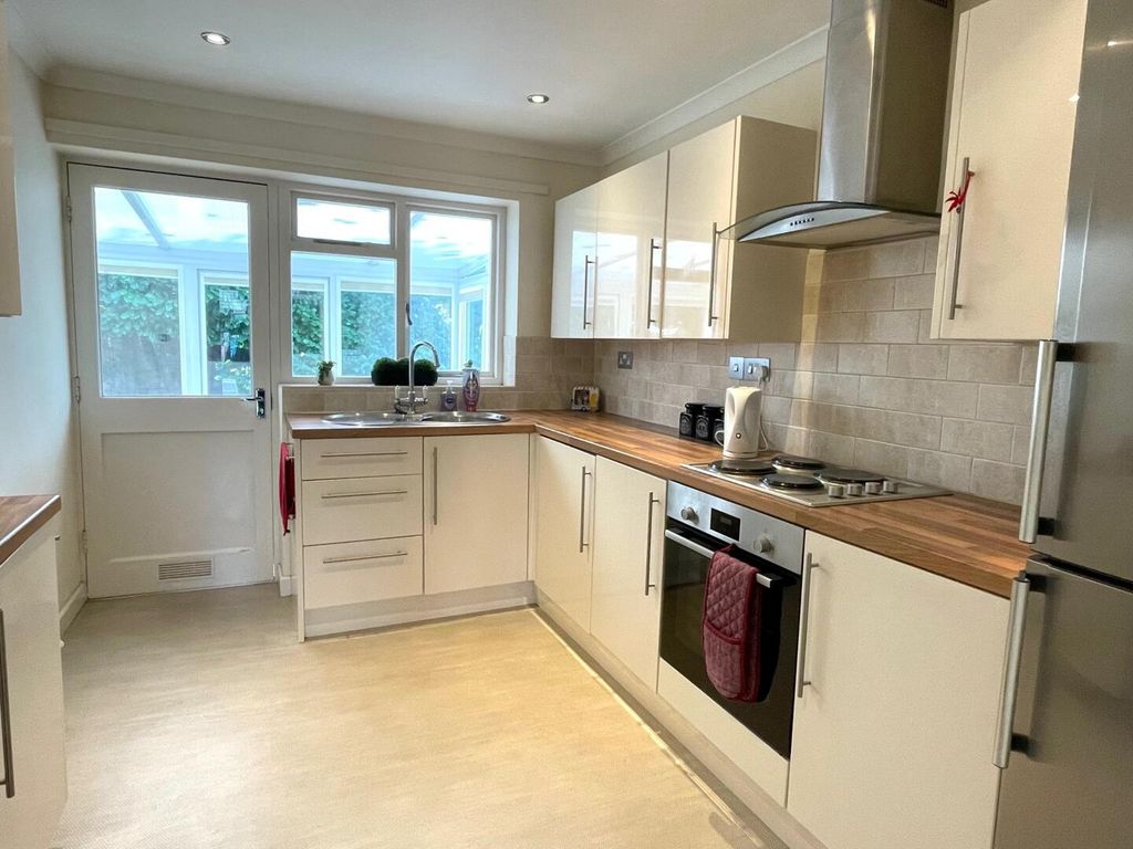 Property photo 2 of 19 Kitchen