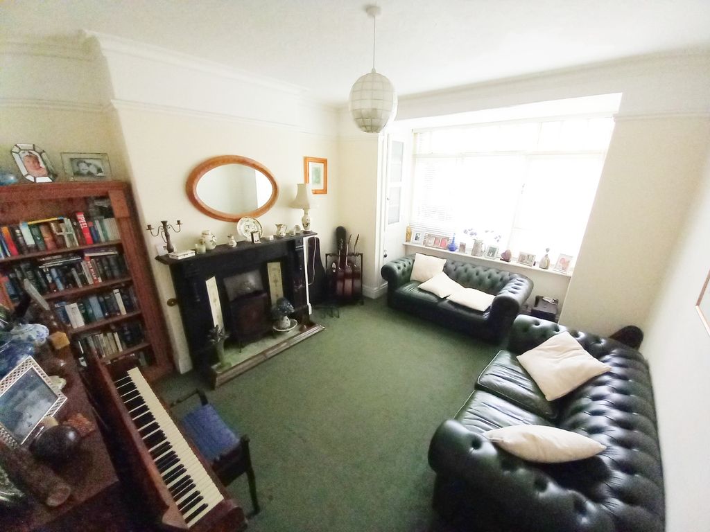 Property photo 2 of 22 Lounge