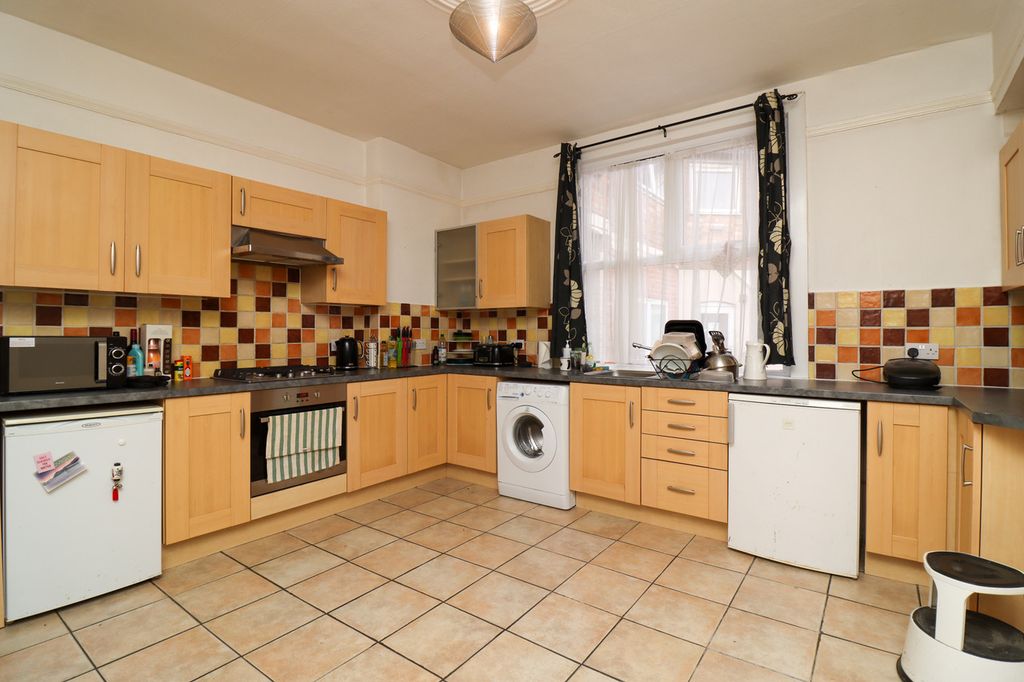 Property photo 2 of 32