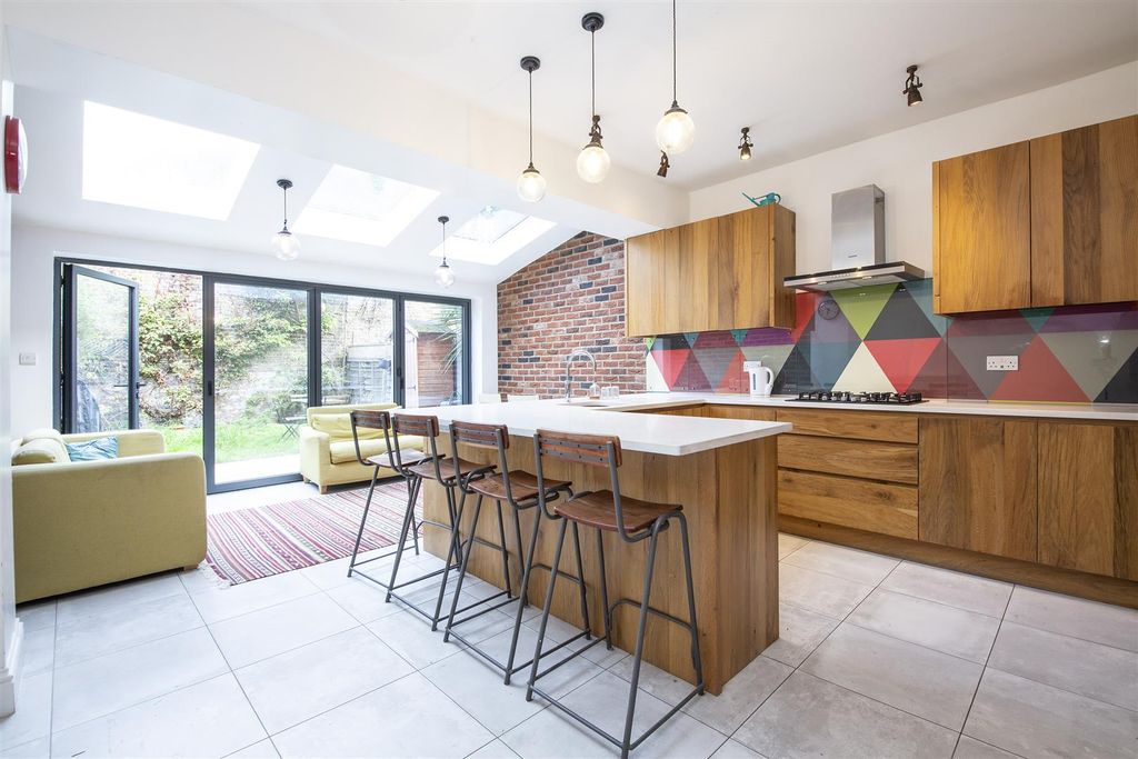 Property photo 2 of 12 119 Gassiot Road Kitchen 2.Jpg