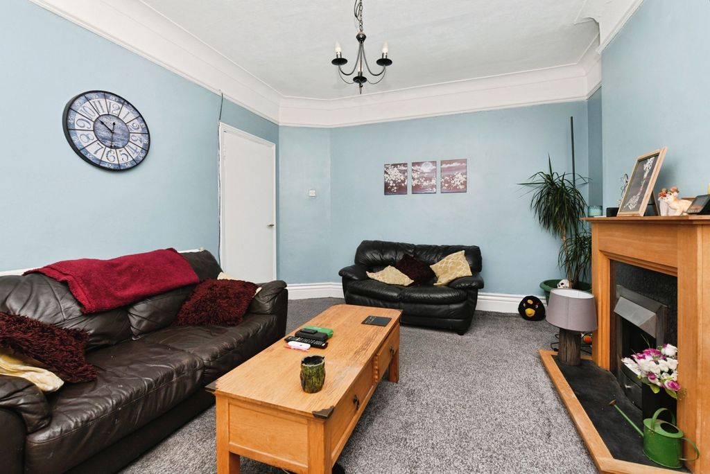 Property photo 3 of 13 Lounge