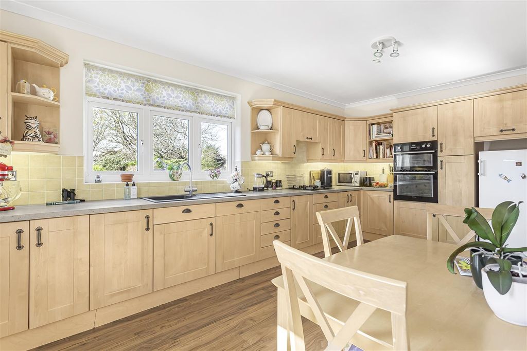 Property photo 3 of 22 Kitchen Stanwell Road.Jpg