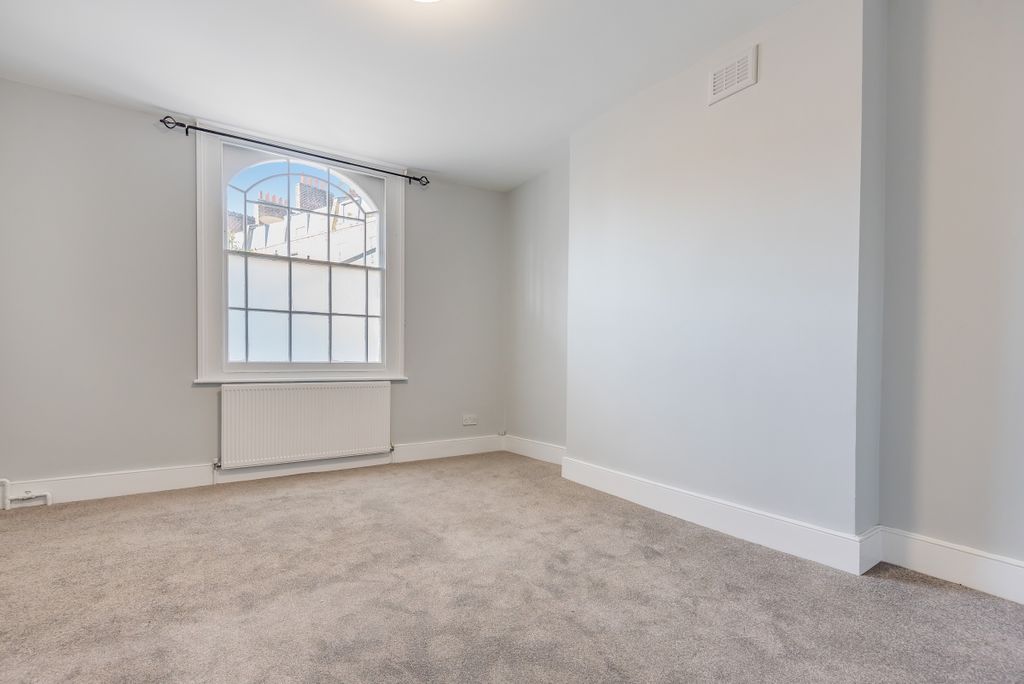Property photo 3 of 8 653297 (2)