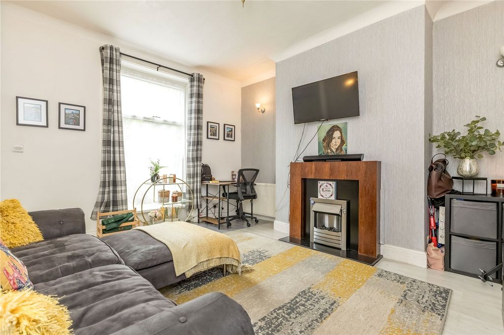 Property photo 2 of 14 Lounge