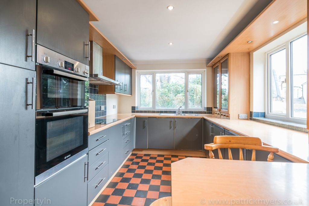 Property photo 3 of 14 Kitchen