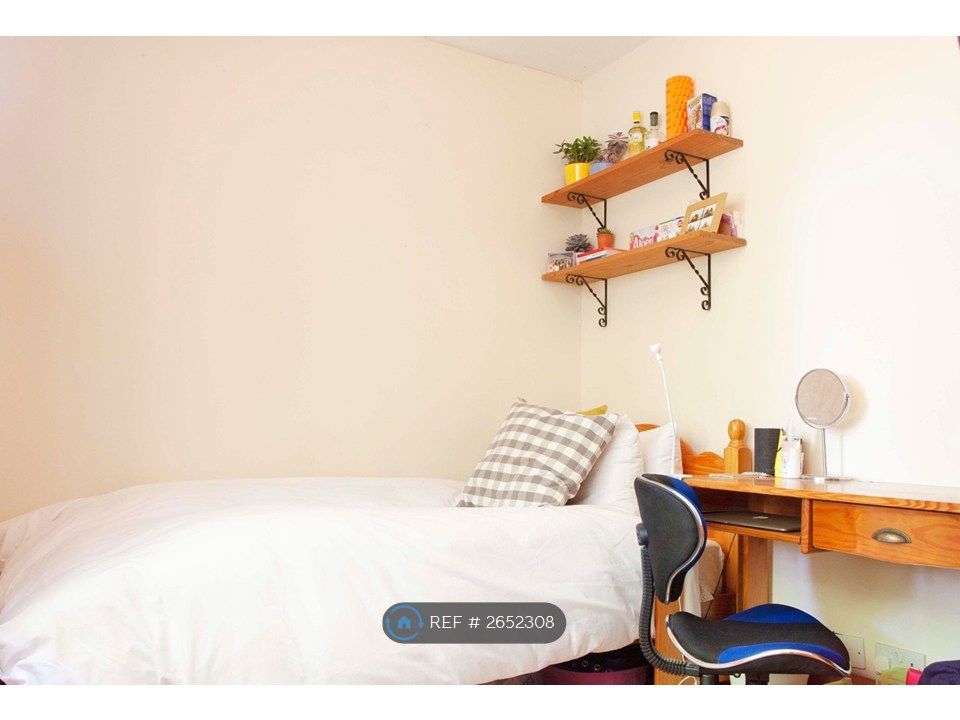 Property photo 3 of 11 Bedroom 2