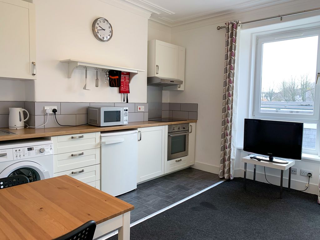 Property photo 3 of 12 Living Room / Kitchen