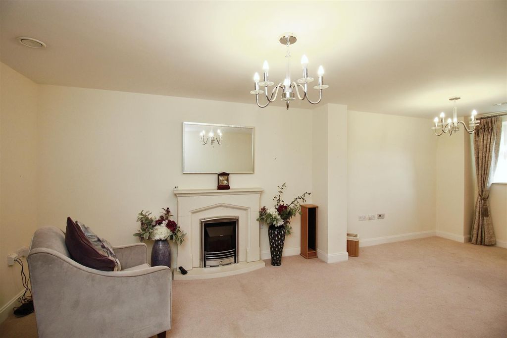 Property photo 3 of 33 Living Room