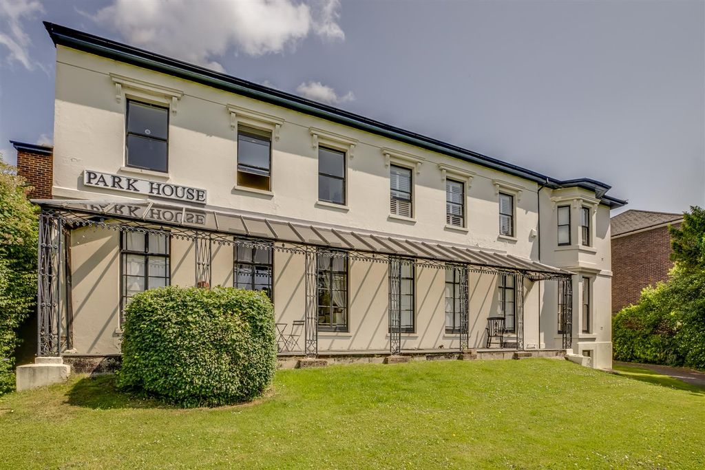 Property photo 1 of 15 Flat 5, Park House, 31 London Road, Hp11 1Wq-4.Jpg