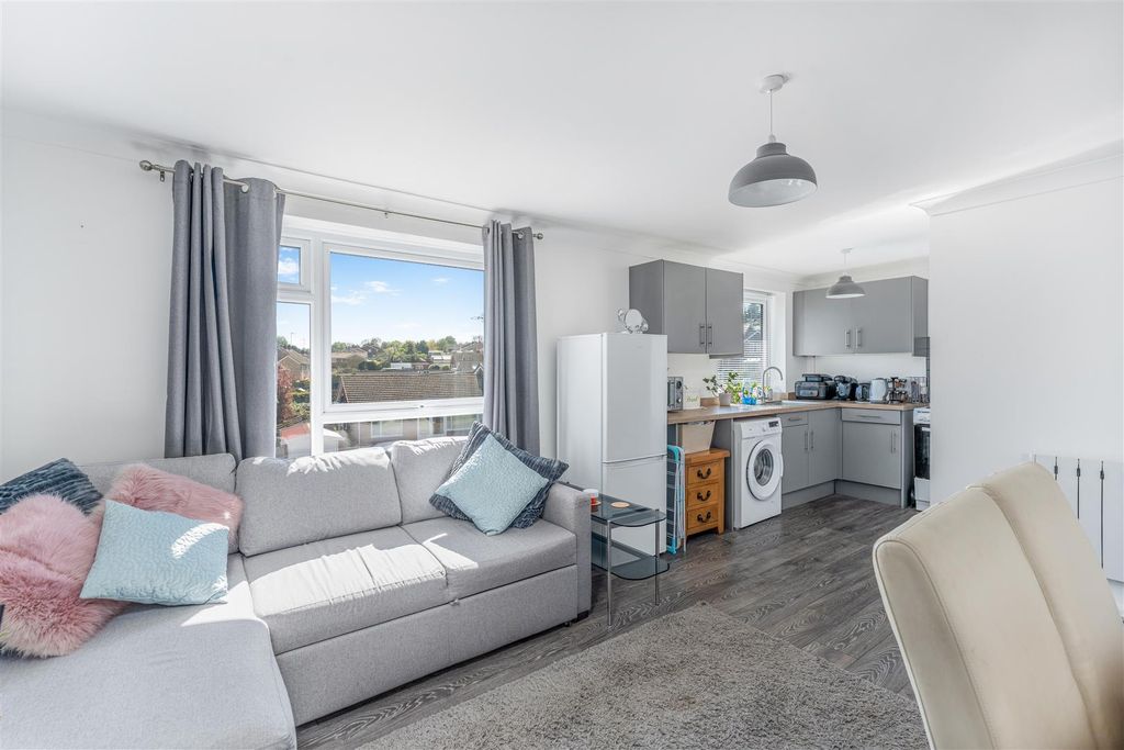 Property photo 2 of 9 10 Leighsanee Court, Banbury-8.Jpg