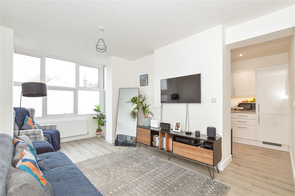 Property photo 3 of 9 Lounge