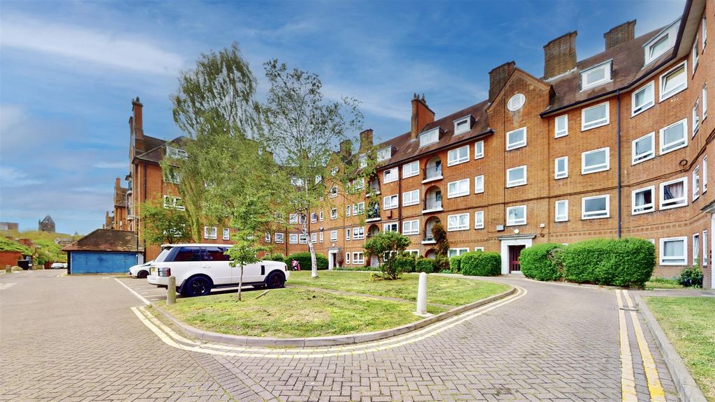 Property photo 1 of 19 South-End-Close-04162026_132135.Jpg