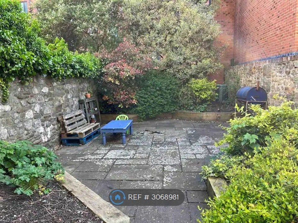 Property photo 2 of 8 Shared Private Garden