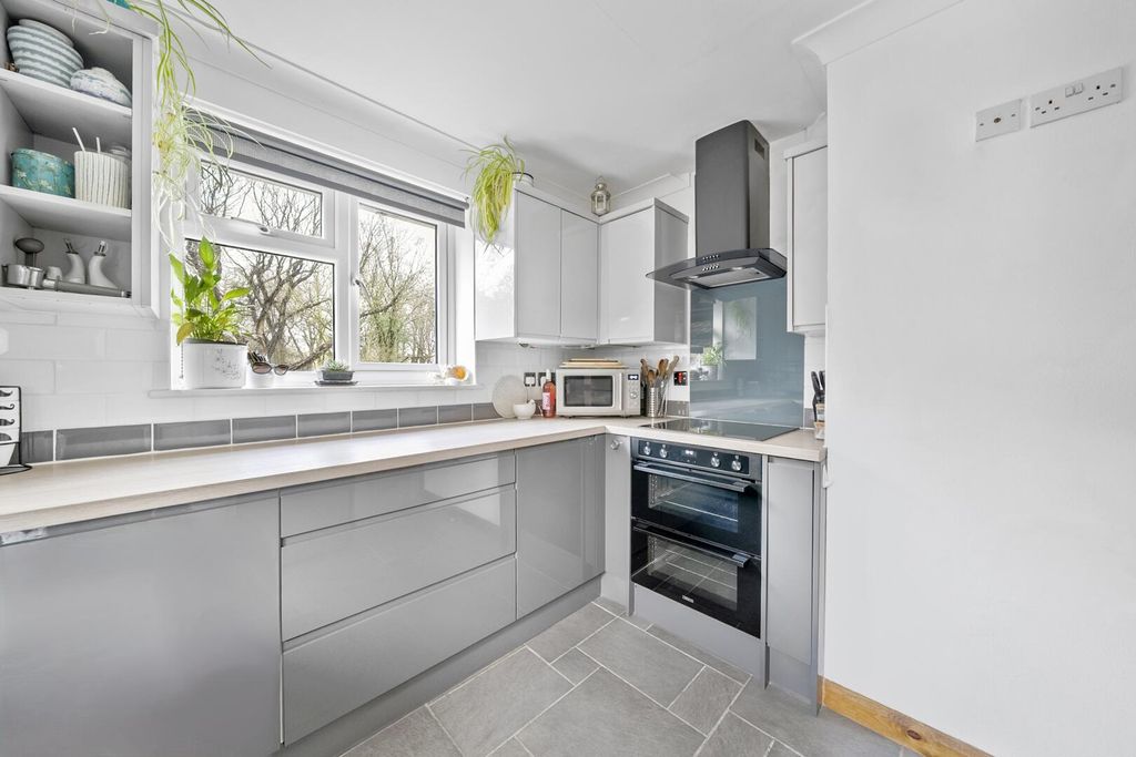 Property photo 3 of 18 Kitchen