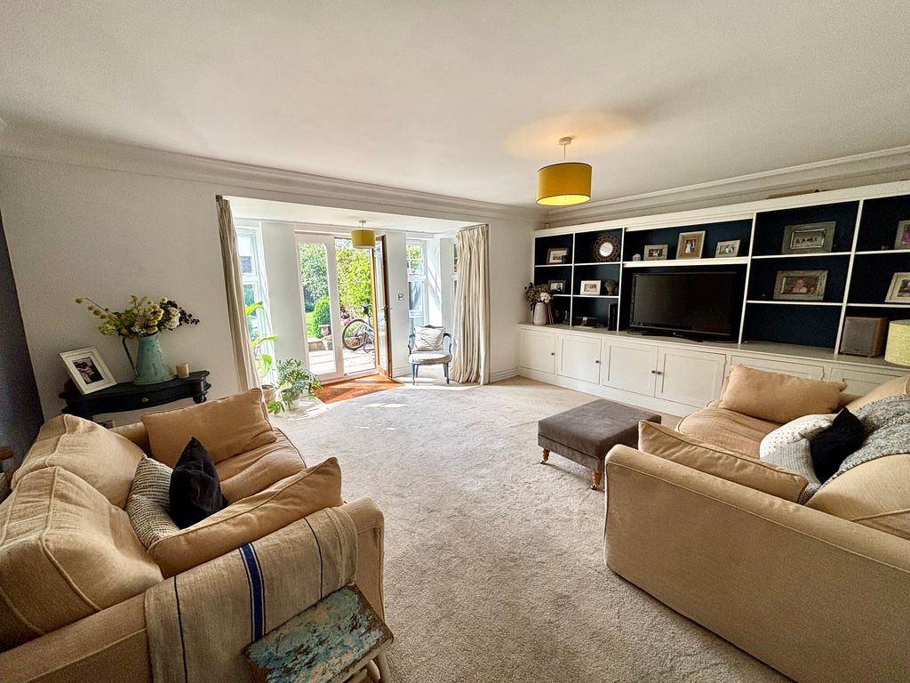 Property photo 3 of 28 Sitting Room