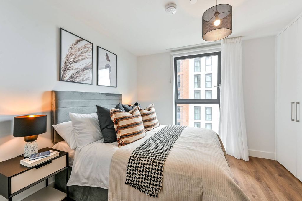 Property photo 2 of 32