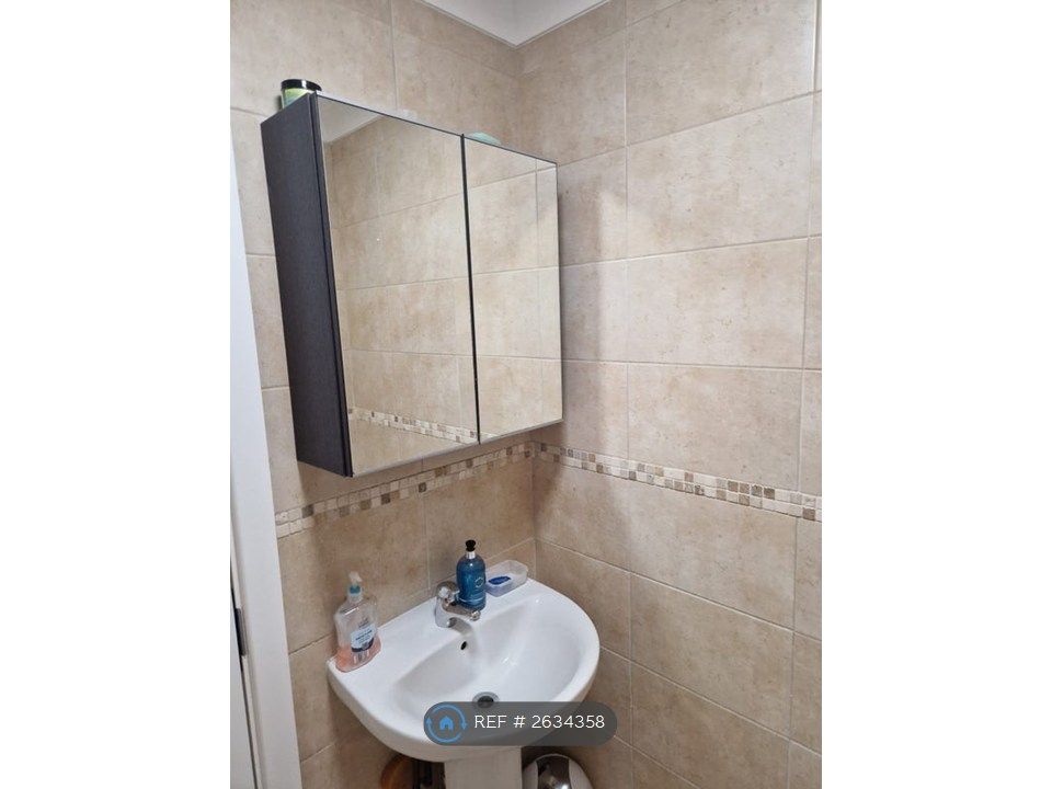 Property photo 2 of 6 Shared Bathroom