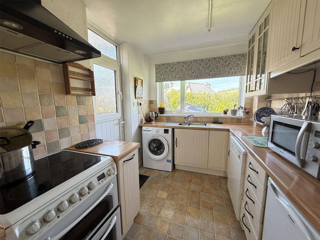 Property photo 3 of 10 Kitchen