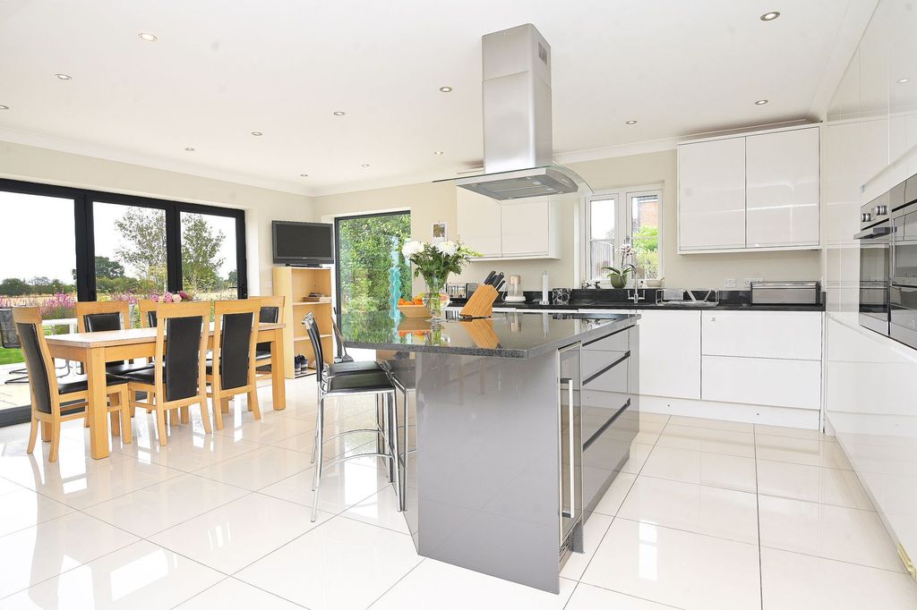 Property photo 2 of 61 Breakfast Kitchen
