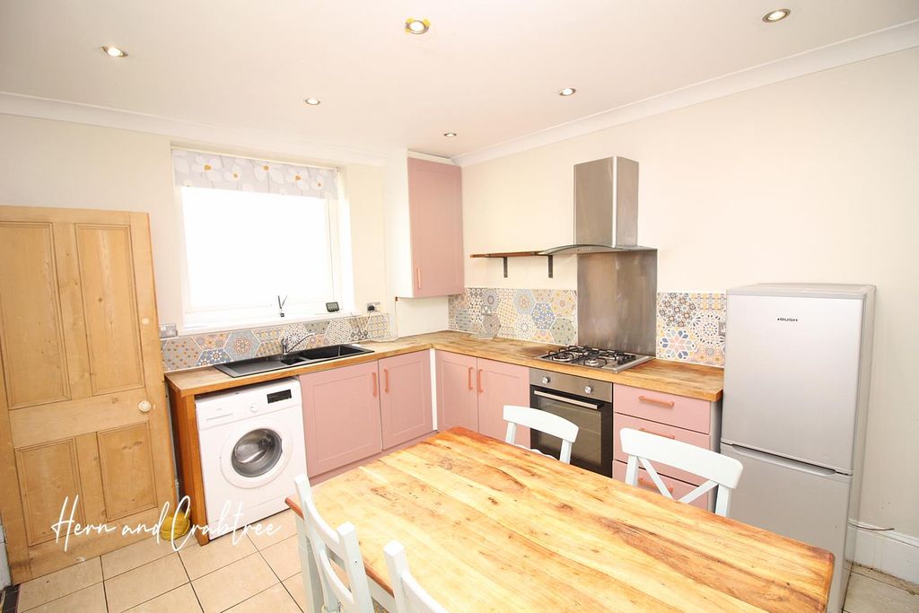 Property photo 3 of 8 Kitchen