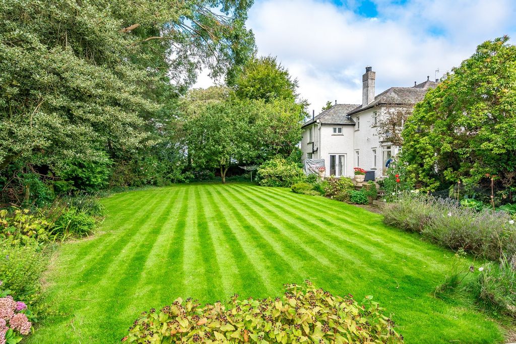 Property photo 2 of 39