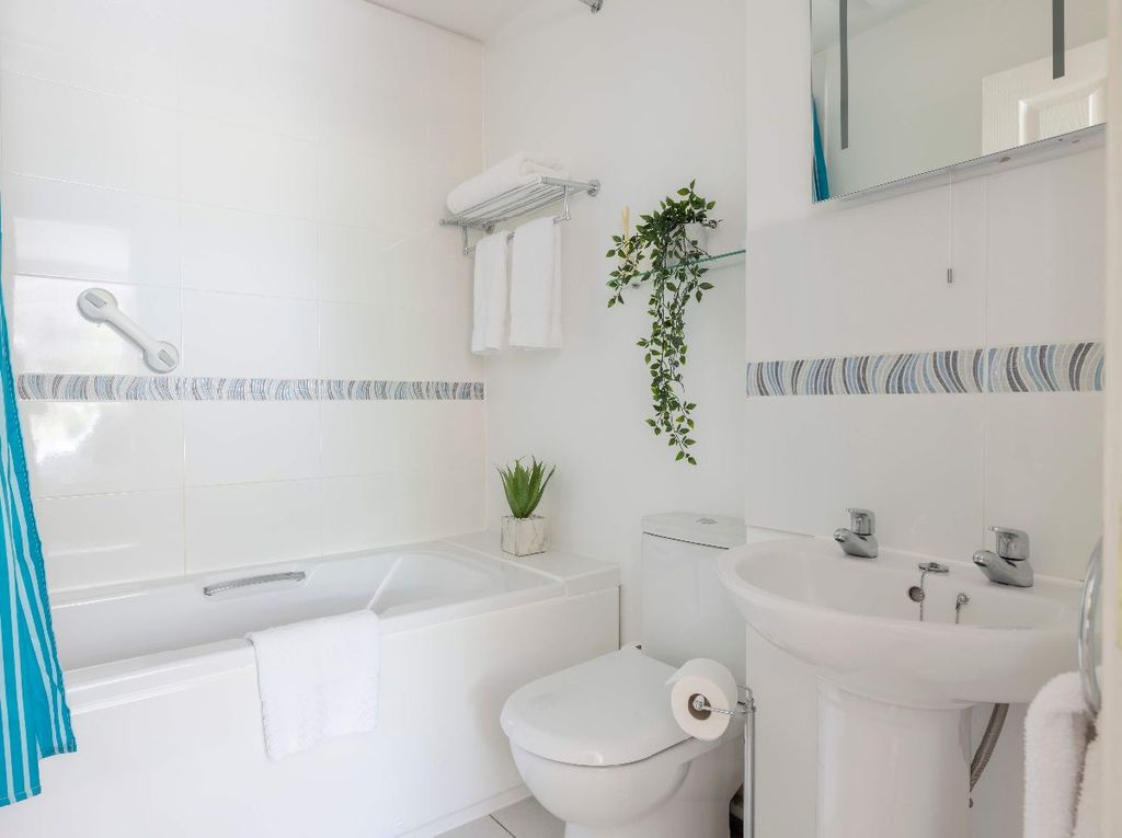 Property photo 2 of 32 Ensuite