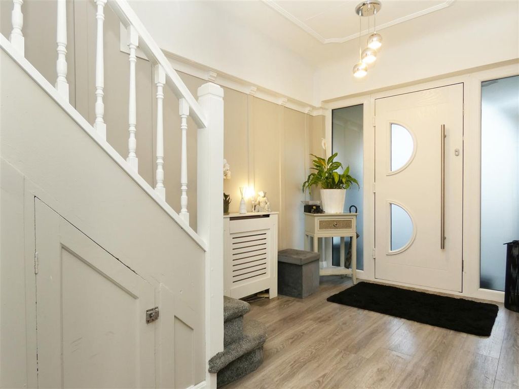 Property photo 3 of 25 Entance Hall