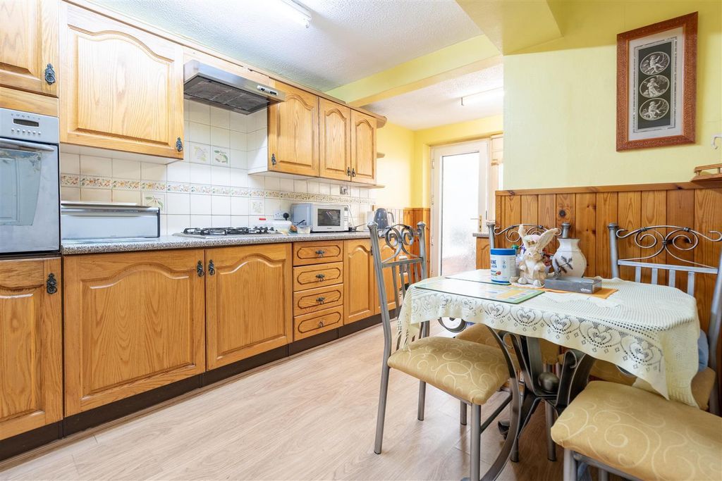 Property photo 3 of 10 Kitchen