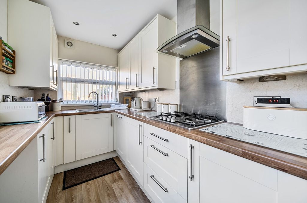 Property photo 3 of 12 1348631-14-68d264...