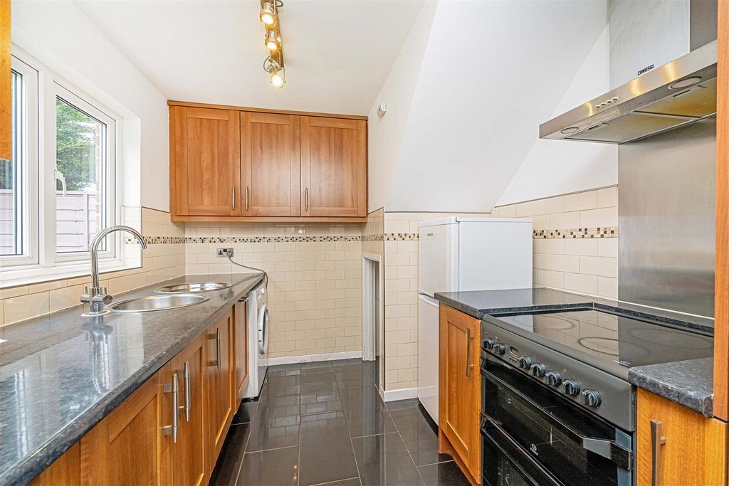 Property photo 3 of 25 8 Crofters Close, Isleworth Tw7 7Ph-Low Res-10.Jpg