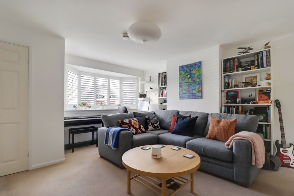 Property photo 3 of 11 Living Room