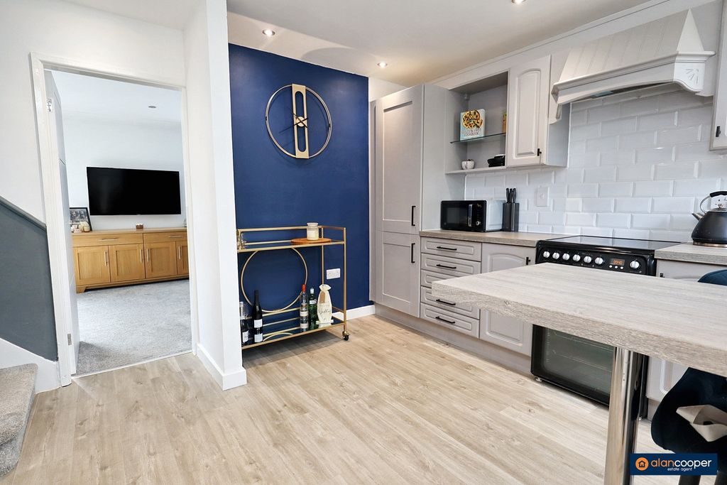 Property photo 2 of 21 4422404