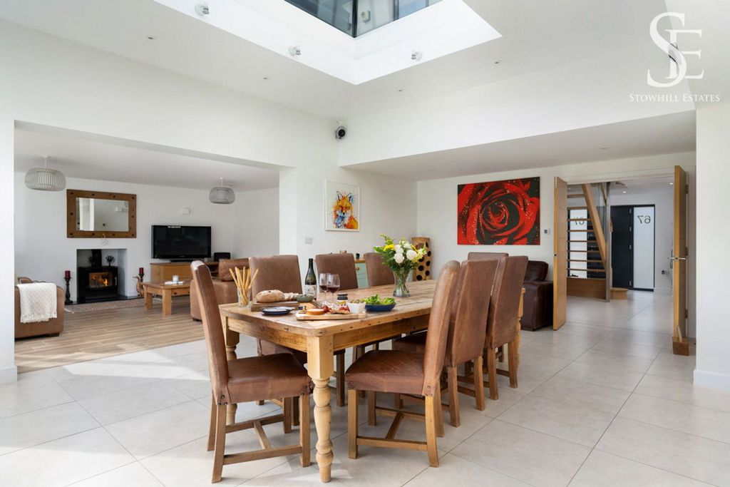 Property photo 3 of 20 Dining Area