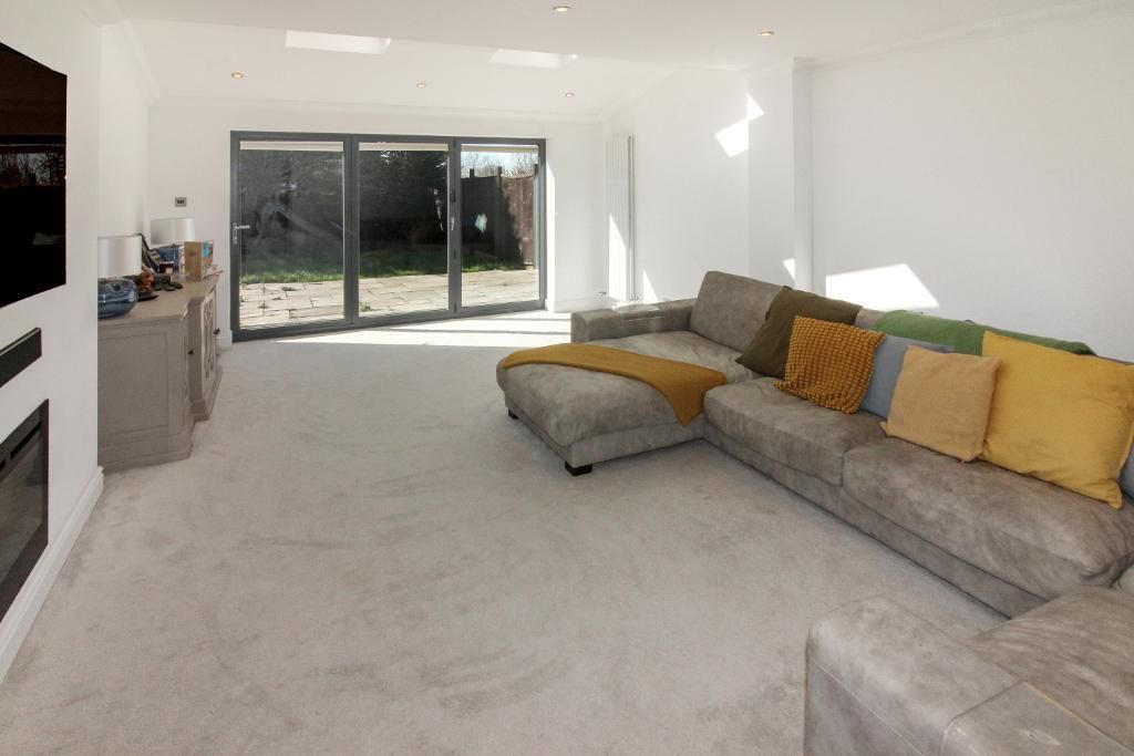 Property photo 3 of 22 Lounge