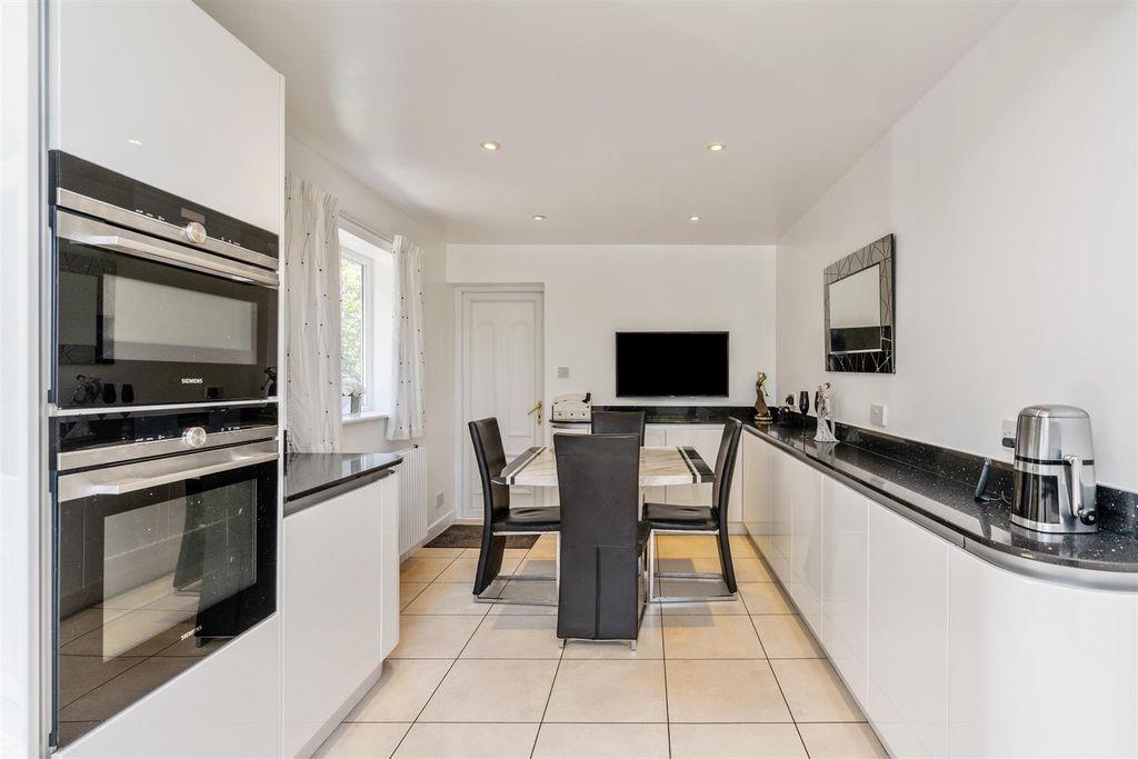 Property photo 3 of 18 228 Blossomfield Road_14.Jpg