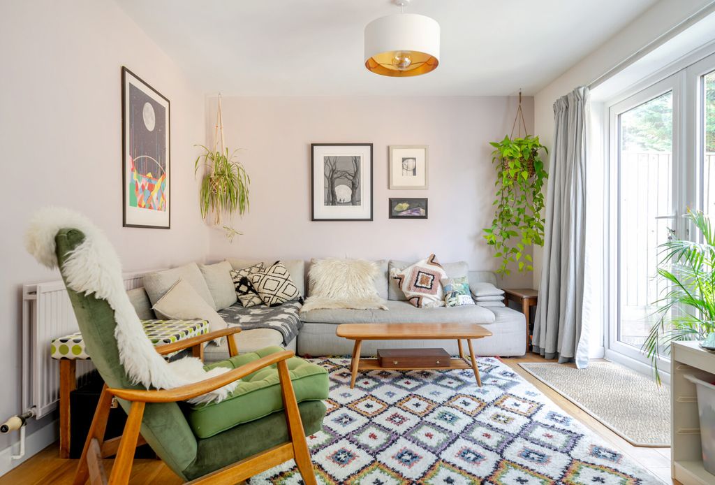 Property photo 1 of 18 Sitting Area