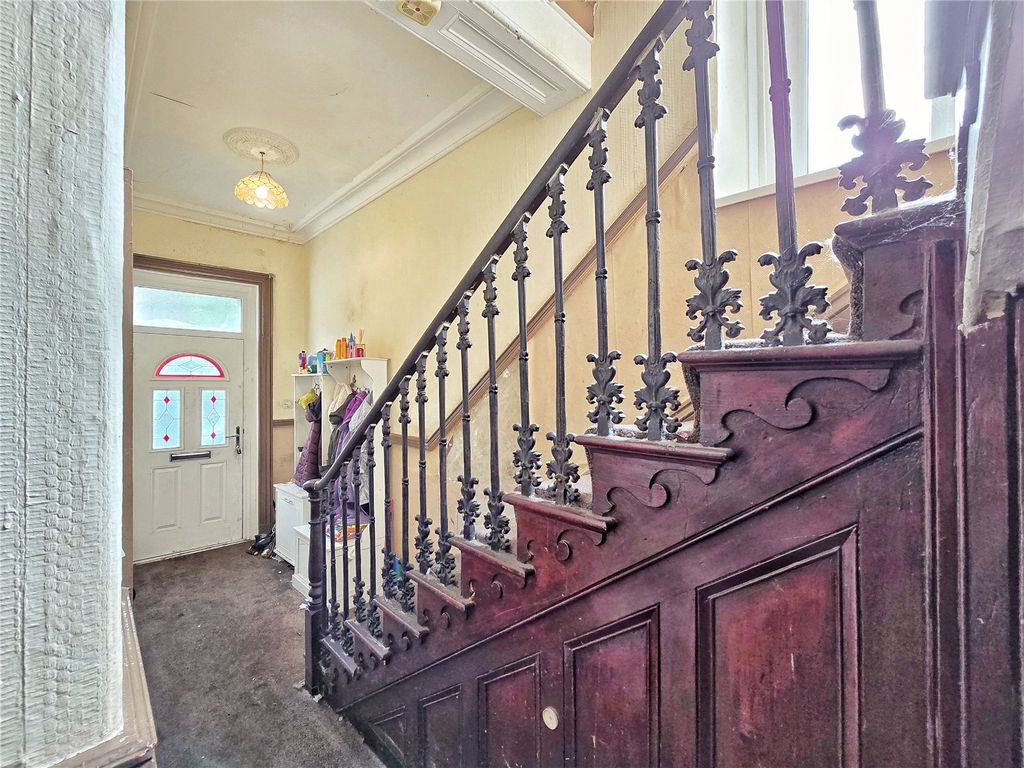 Property photo 2 of 35 Entrance Hall