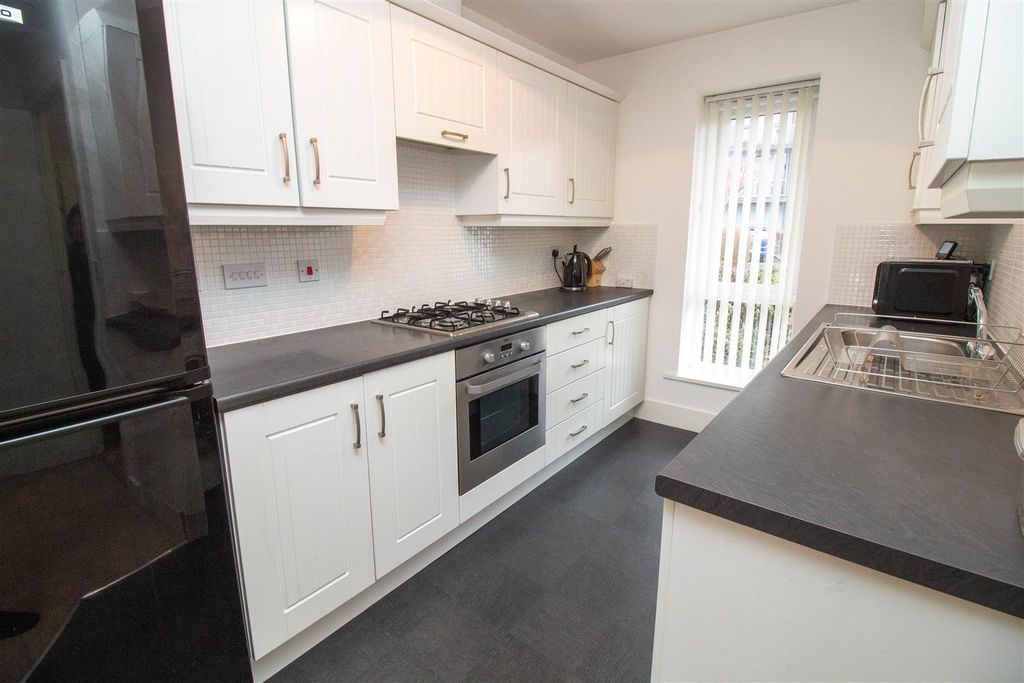 Property photo 3 of 8 Kitchen