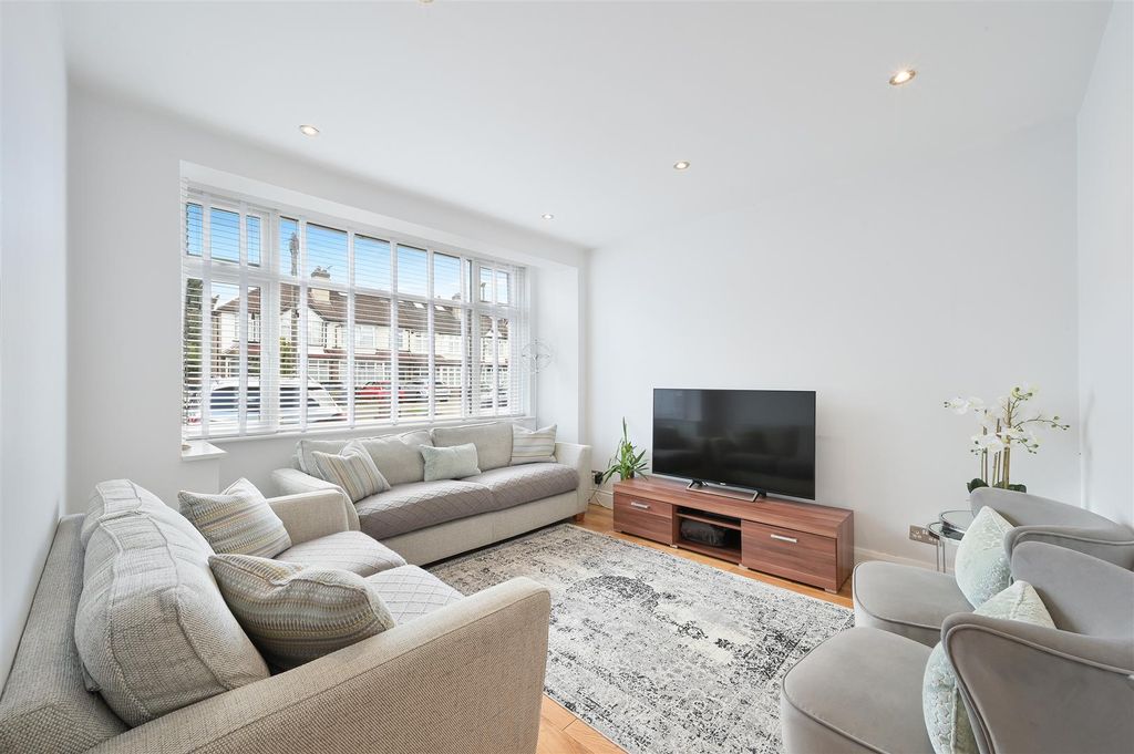 Property photo 3 of 19 Ardrossan Gardens 15  (10).Jpg