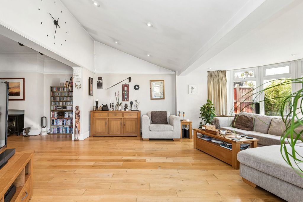 Property photo 2 of 22