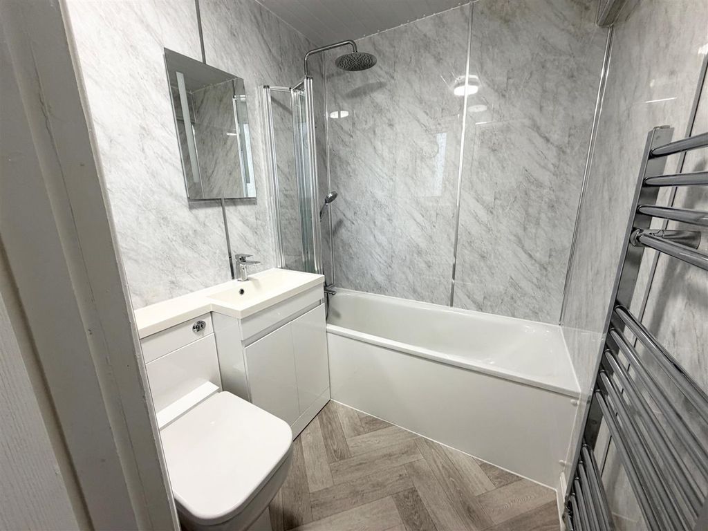 Property photo 3 of 10 Bathroom