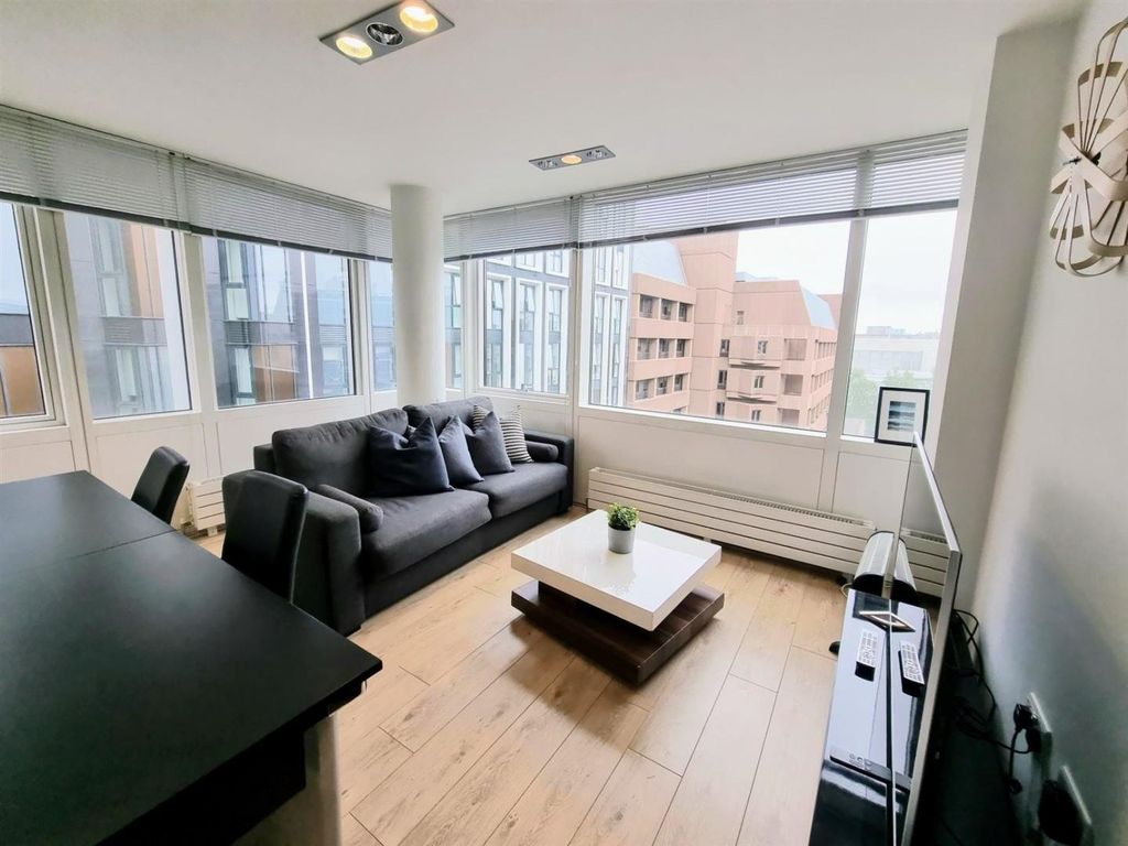 Property photo 2 of 10 A908 Opw Lr~2.Jpg