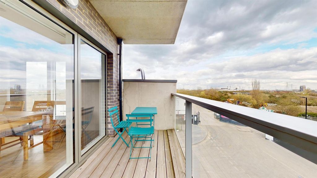 Property photo 1 of 10 Big Terrace For Sale At Gallions Reach, E16 By Bar