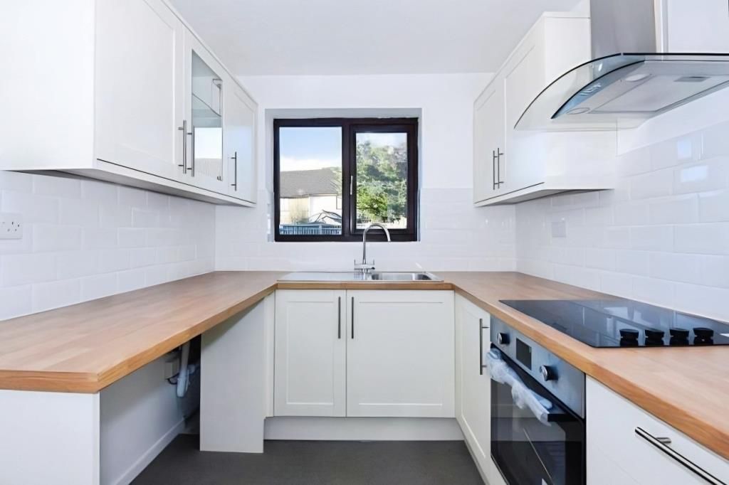 Property photo 2 of 12 Kitchen