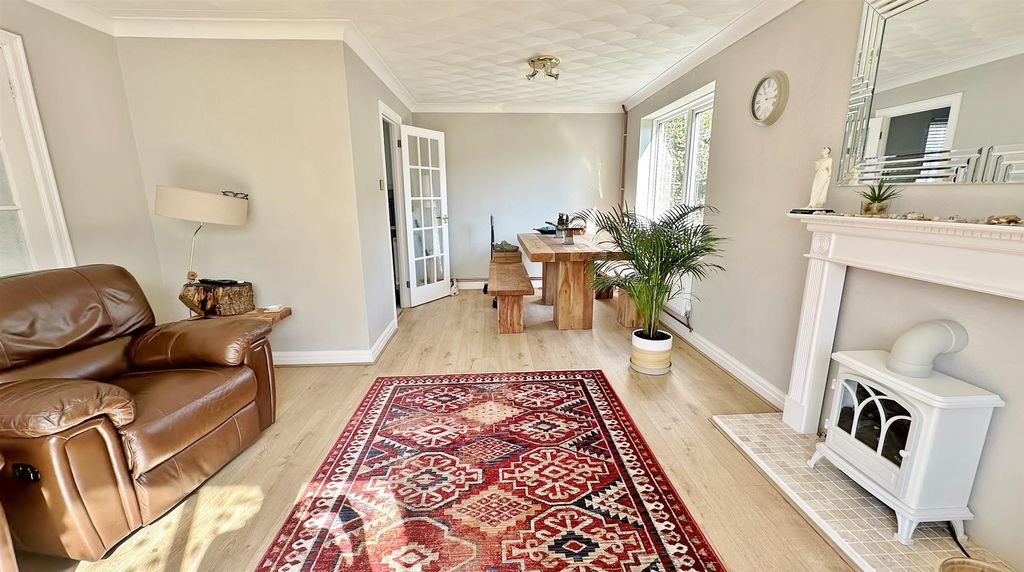 Property photo 3 of 13 Lounge/Diner