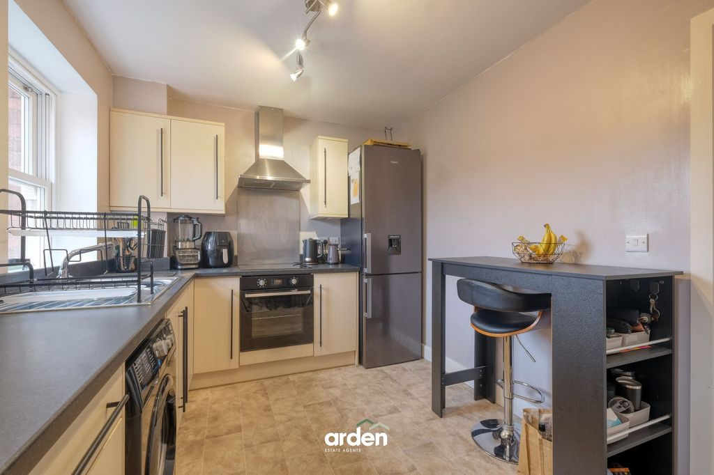 2 bed flat for saleMarshall Crescent, Stourbridge DY8 photo 5