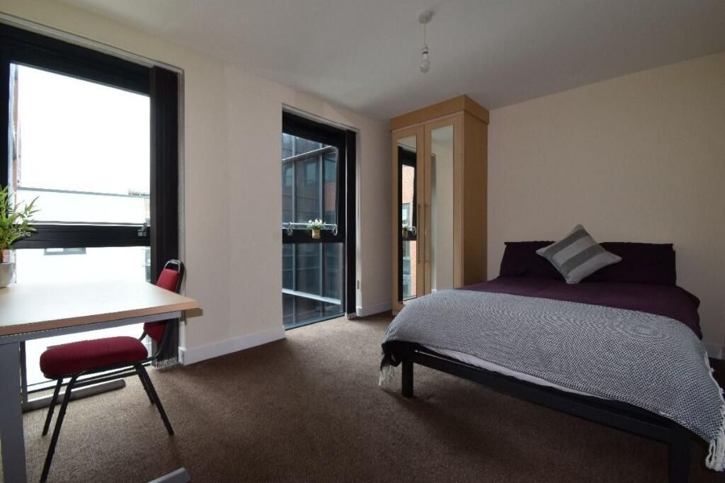 Property photo 3 of 10 A Bright Double Bedroom Featuring A Comfortable Do...