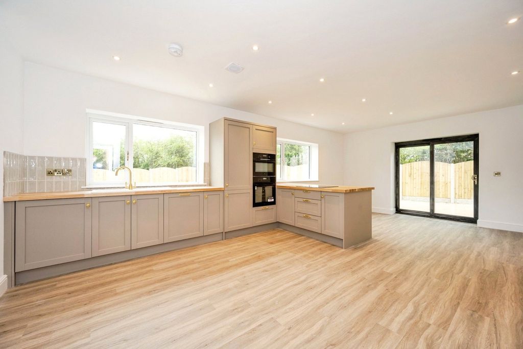 Property photo 3 of 10 Kitchen