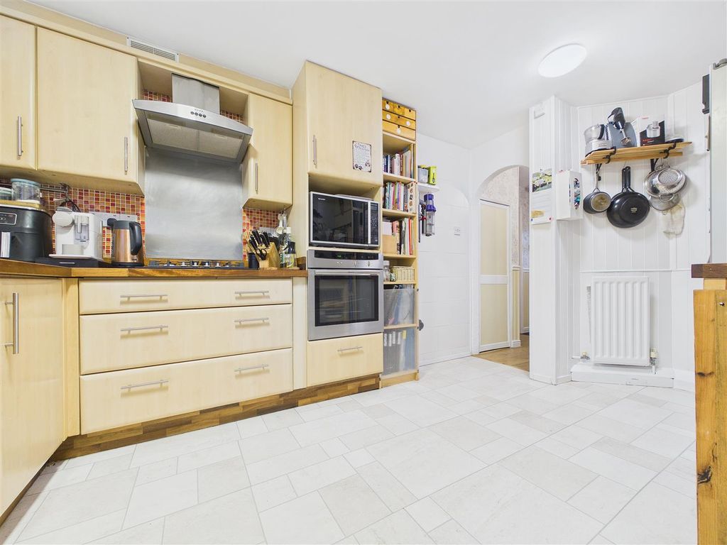 Property photo 3 of 13 Cam01407G0-Pr0085-Still009.Jpg