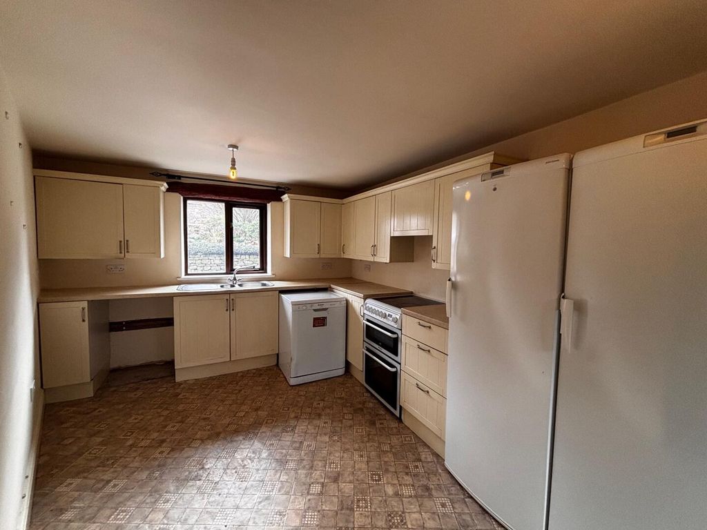 Property photo 2 of 16 Kitchen